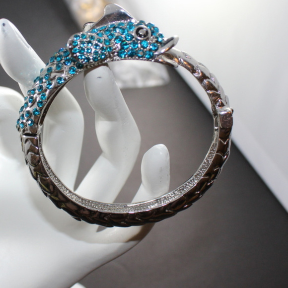 Blue Koi Silver Tone Fish Clamper Bracelet - Picture 5 of 5